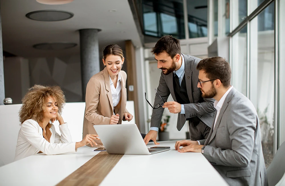 Localizações com grande fluxo de pessoas e veículos diariamente.