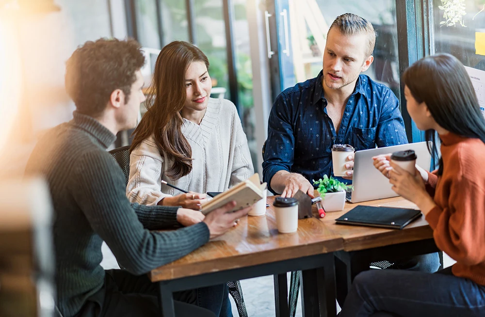 Localizações com grande fluxo de pessoas e veículos diariamente.